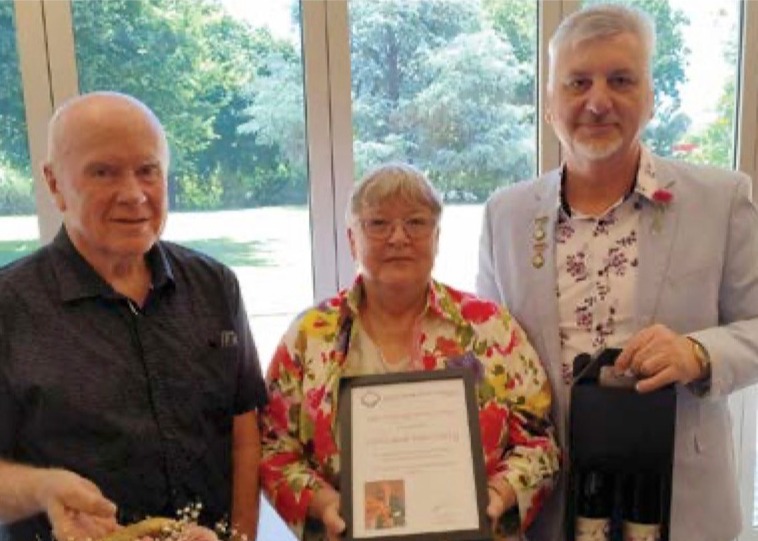 /Chris and Pam Kelly with Gavin Woods